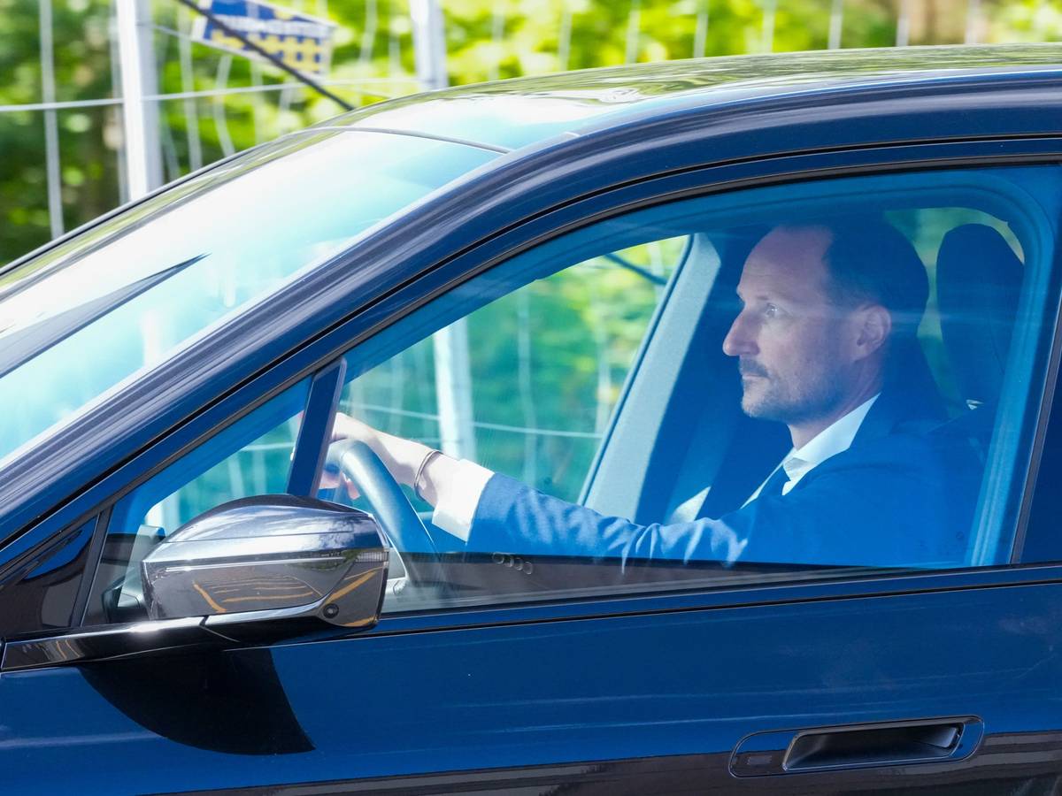 Kronprinz Haakon verlässt im Auto das Nationalkrankenhaus, wo sein Vater König Harald V. liegt.