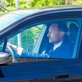 Kronprinz Haakon verlässt im Auto das Nationalkrankenhaus, wo sein Vater König Harald V. liegt.