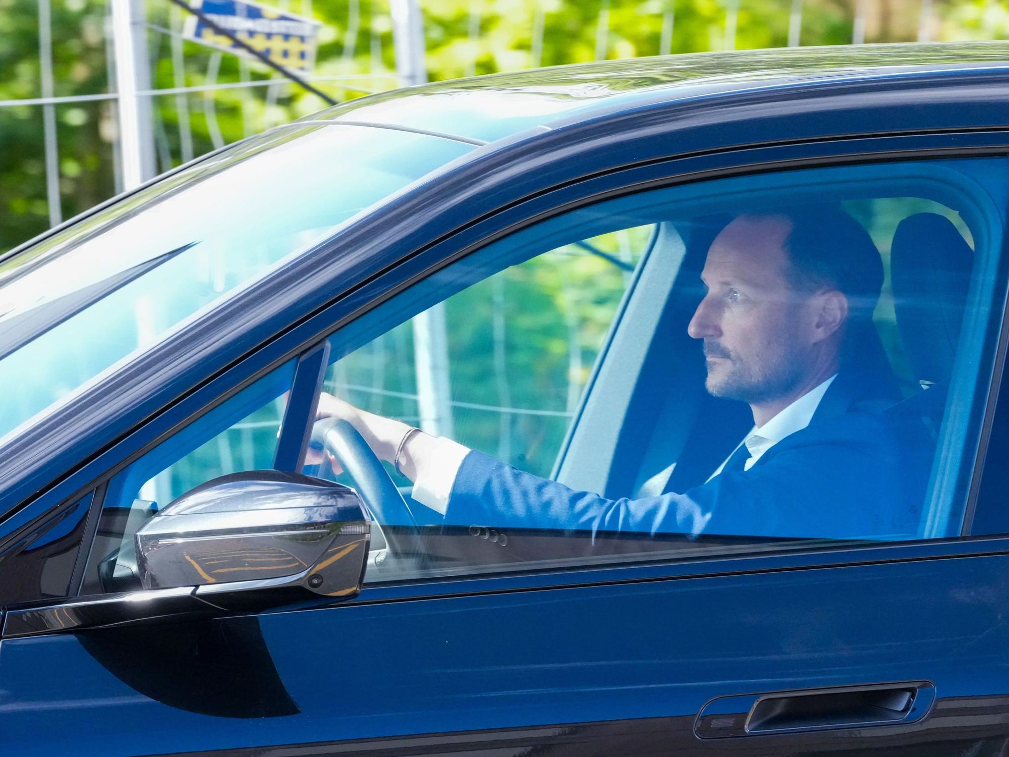 Kronprinz Haakon verlässt im Auto das Nationalkrankenhaus, wo sein Vater König Harald V. liegt.