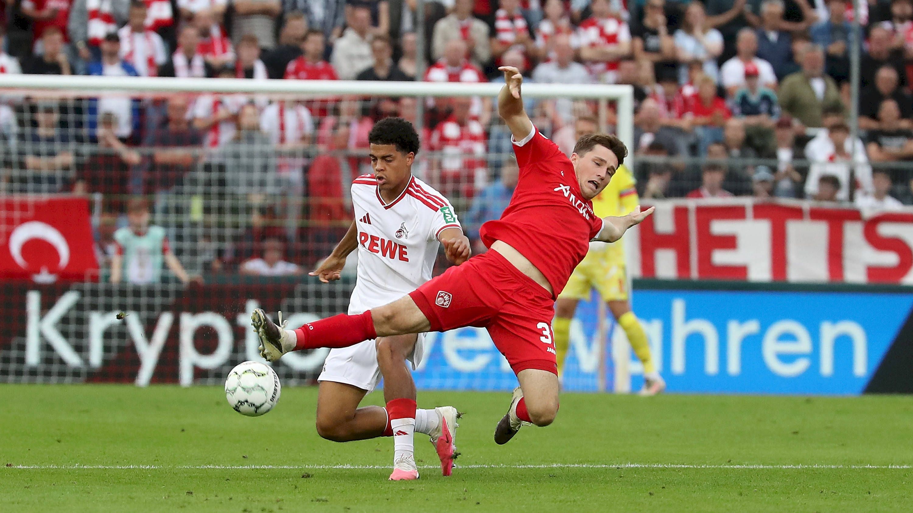 Jahmai Simpson-Pusey tacklet einen Gegenspieler.