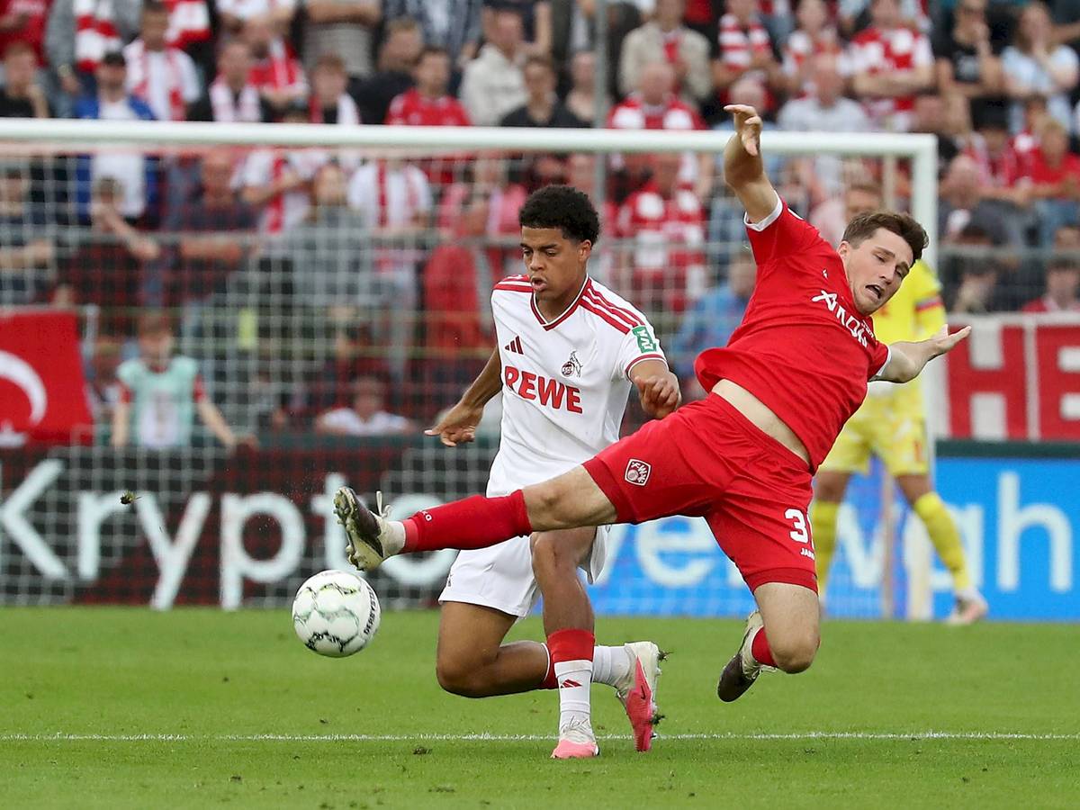 Jahmai Simpson-Pusey tacklet einen Gegenspieler.