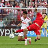 Jahmai Simpson-Pusey tacklet einen Gegenspieler.