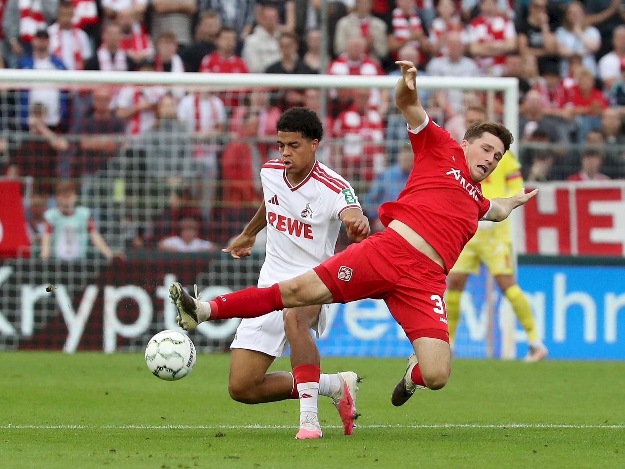 Jahmai Simpson-Pusey tacklet einen Gegenspieler.