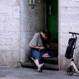 Ein Junkie setzt sich am Hauseingang einen Schuß.