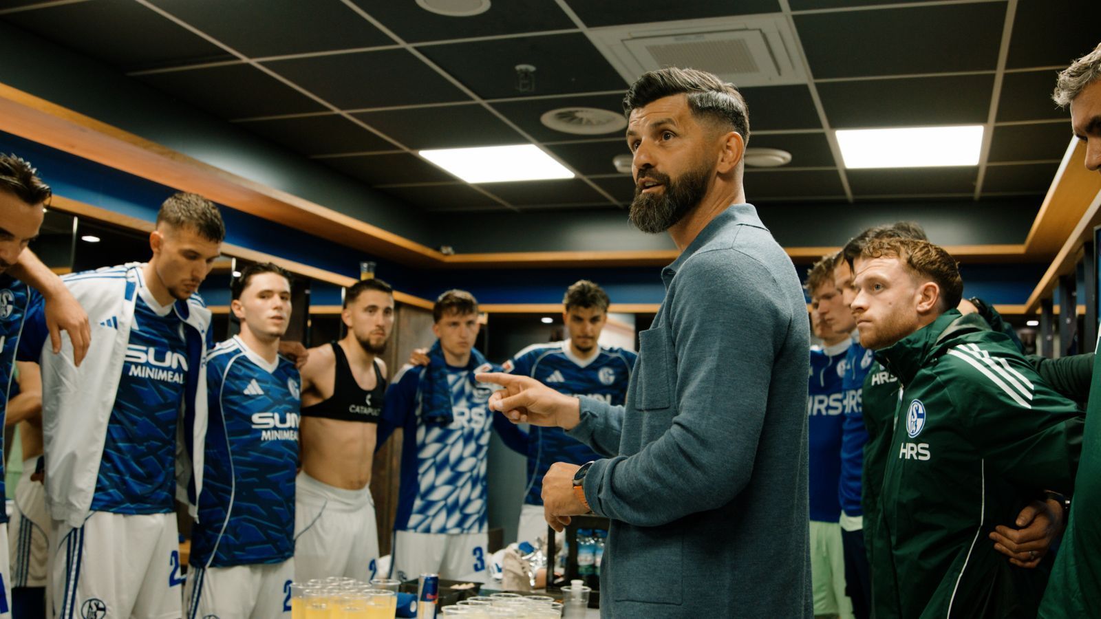 Trainer Miron Muslic hat auf Schalke die Leidenschaft neu entfacht. Nach einer katastrophalen Vorsaison hätte kaum einer den Aufstieg für möglich gehalten. Doch die Mannschaft hat es geschafft. Ein zumindest kleines Fußballwunder. (Bild: Sky / mach2media)