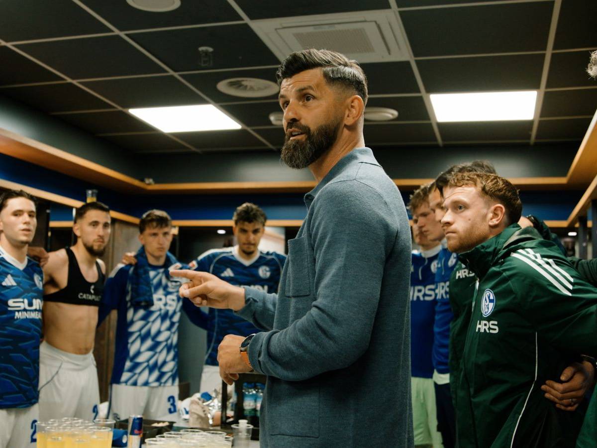 Trainer Miron Muslic hat auf Schalke die Leidenschaft neu entfacht. Nach einer katastrophalen Vorsaison hätte kaum einer den Aufstieg für möglich gehalten. Doch die Mannschaft hat es geschafft. Ein zumindest kleines Fußballwunder. (Bild: Sky / mach2media)
