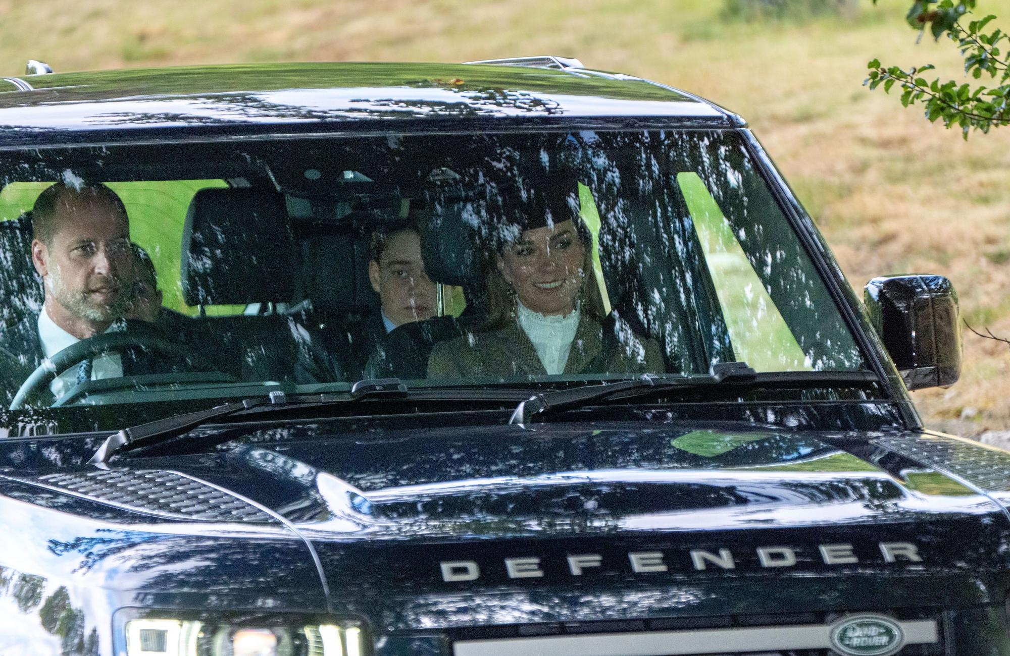 Der Prinz und die Prinzessin von Wales sowie ihr Sohn Prinz George und ihre Tochter Prinzessin Charlotte (links, teilweise verdeckt) treffen ein, um an einem Sonntagsgottesdienst in der Crathie Kirk in der Nähe von Balmoral teilzunehmen.