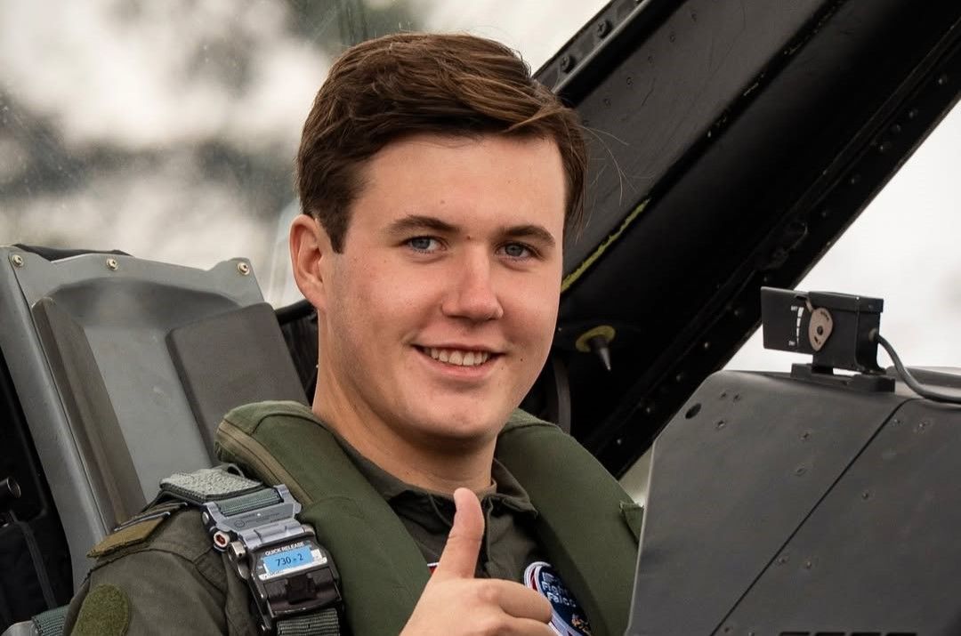 Kronprinz Christian hebt den Daumen.