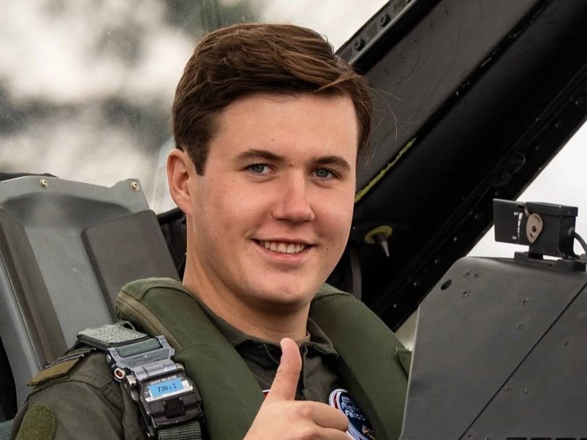 Kronprinz Christian hebt den Daumen.