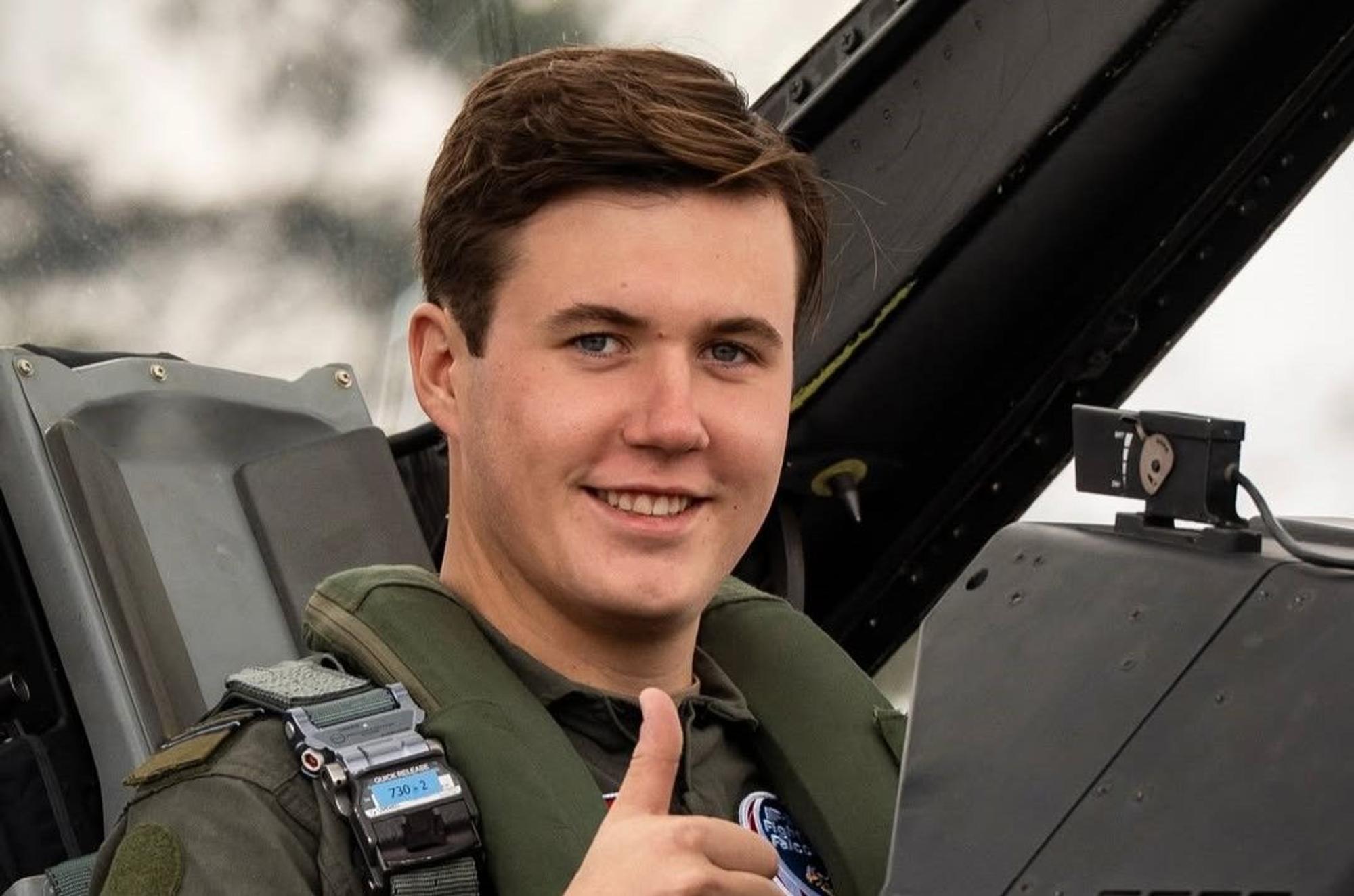 Kronprinz Christian hebt den Daumen.
