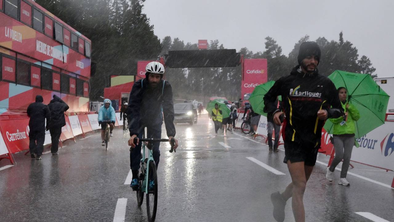 Menschen flüchten im Ziel vor dem Unwetter.