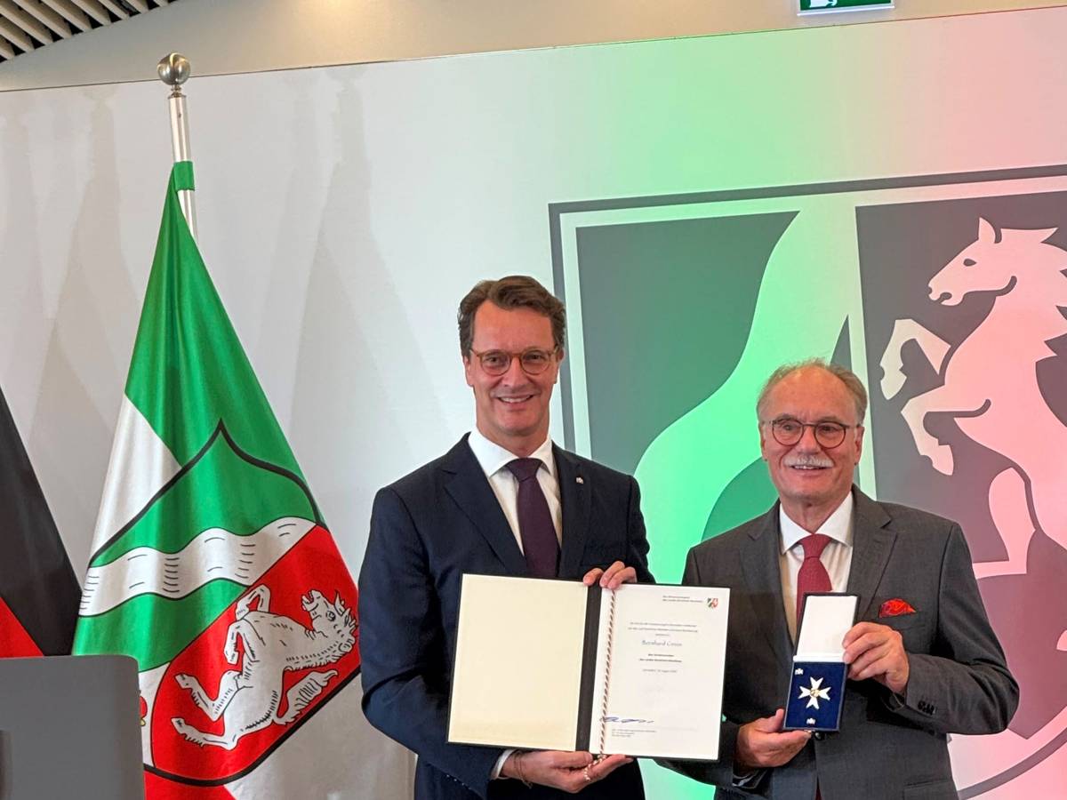 Hendrik Wüst überreicht den Verdienstorden an Bernhard Conin.