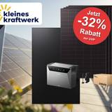 Kleines Kraftwerk Balkonkraftwerk-Set mit Anker SOLIX Solarbank 4 Pro Speicher und Solarmodulen vor Solardach-Hintergrund, mit Logo