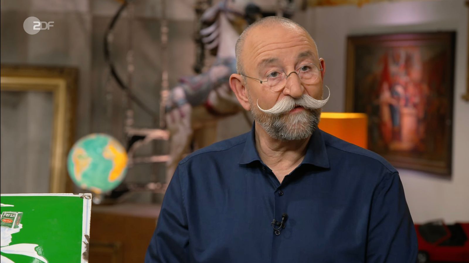 Ein historisches Werbeschild von Persil gefiel nicht nur Horst Lichter. (Bild: ZDF)