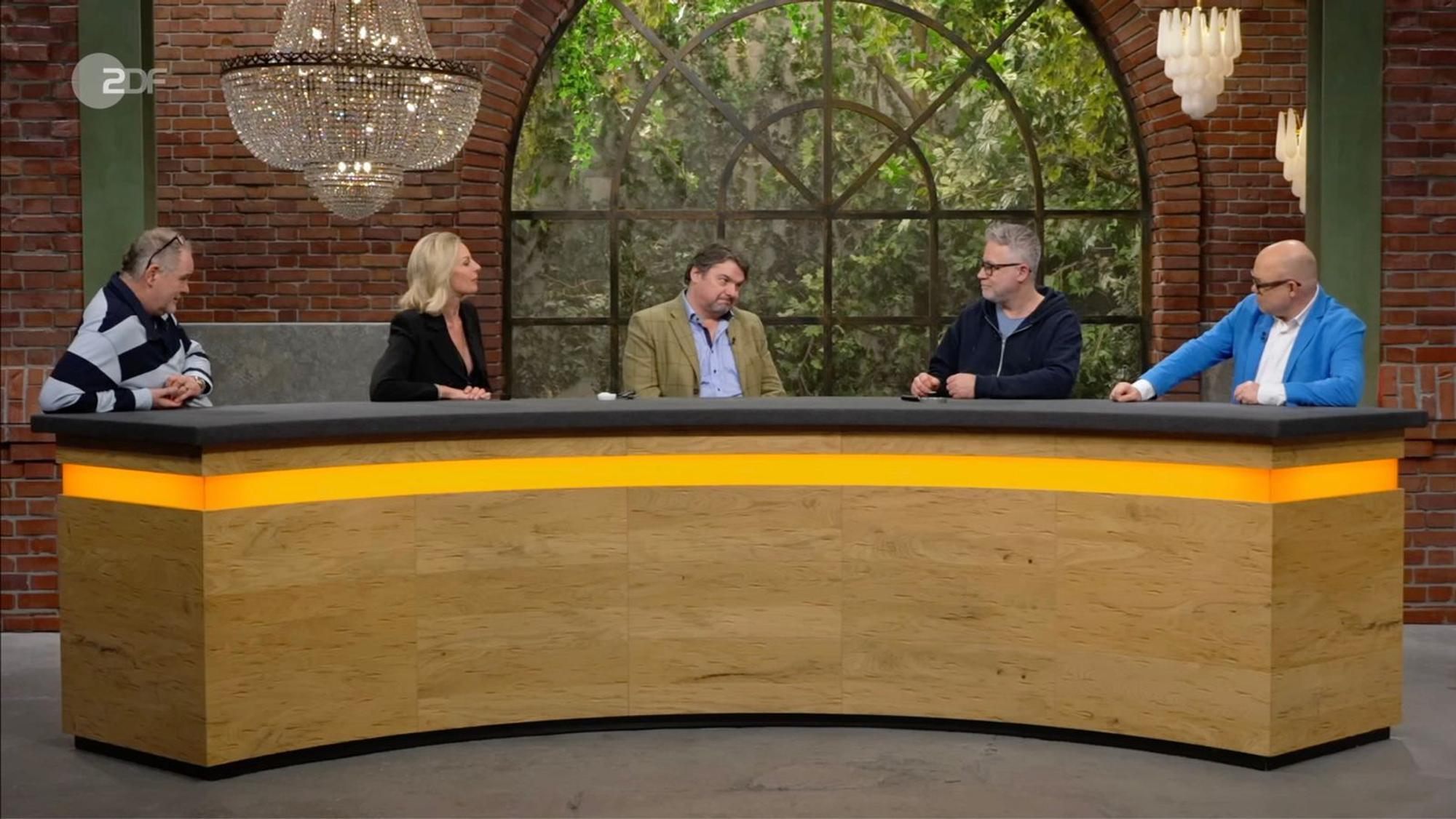 Doch am Ende bekam Daniel Meyer (Mitte) für 1.000 Euro den Zuschlag. (Bild: ZDF)