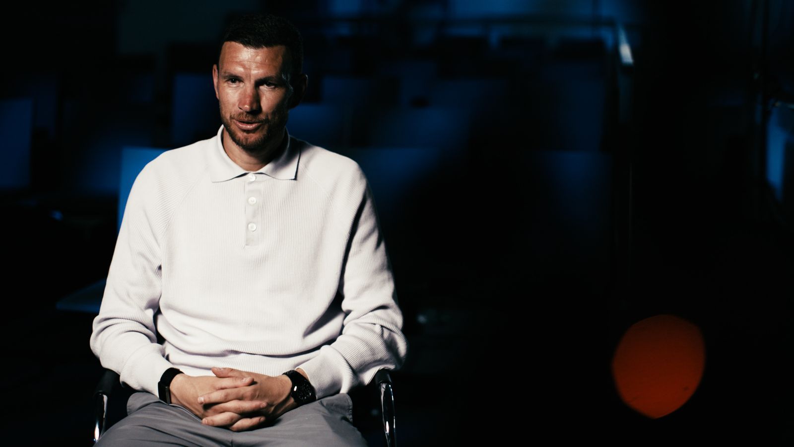 Der Mann ist mit 40 in die Bundesliga aufgestiegen: Edin Džeko wird auch in der neuen Spielzeit das Schalke-Trikot tragen. (Bild: Sky / mach2media)