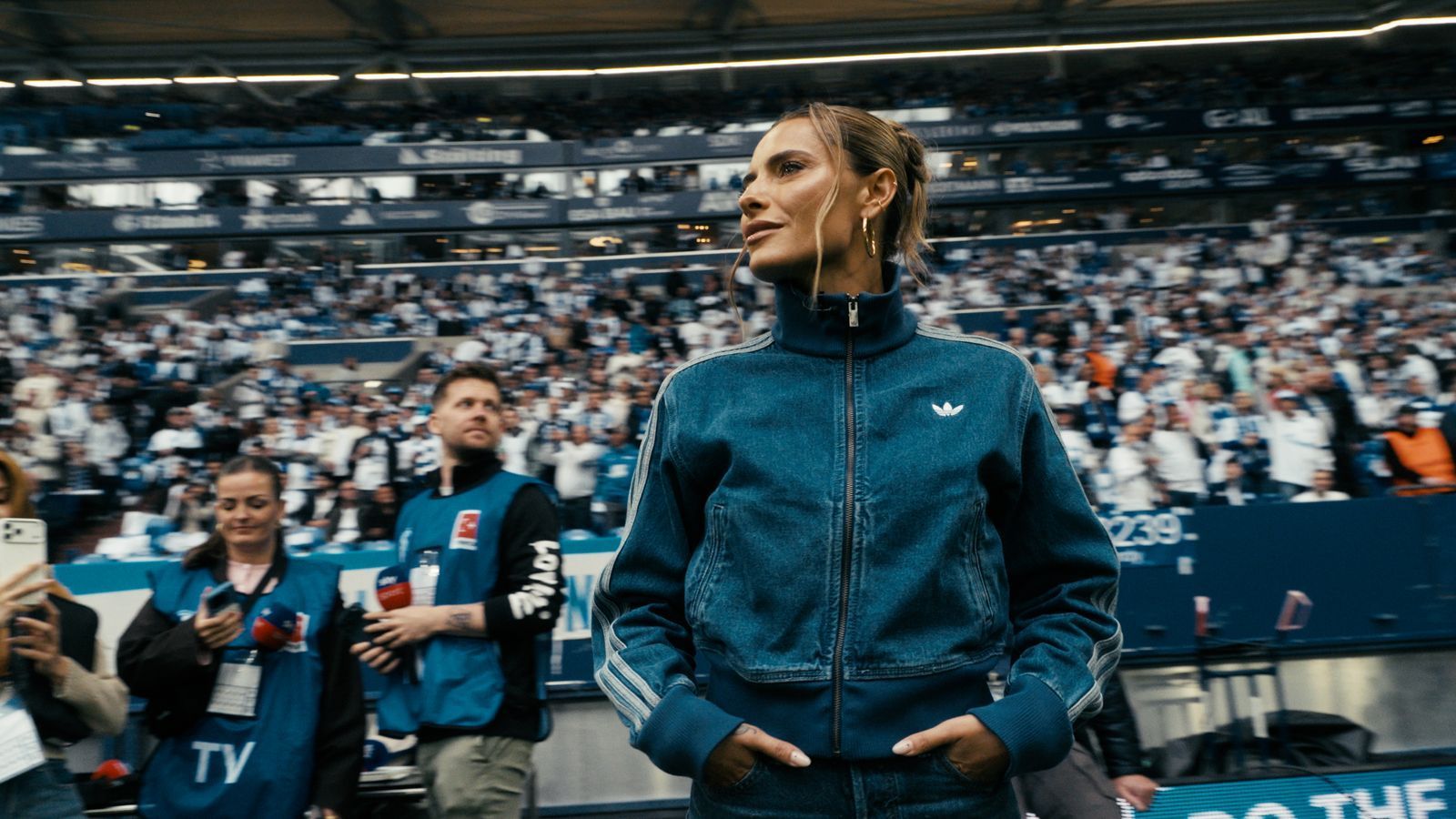 Die Schalke-Arena ist auch für sie wie ein zweites Zuhause: Sophia Thomalla hält's mit den Königsblauen. (Bild: Sky / mach2media)