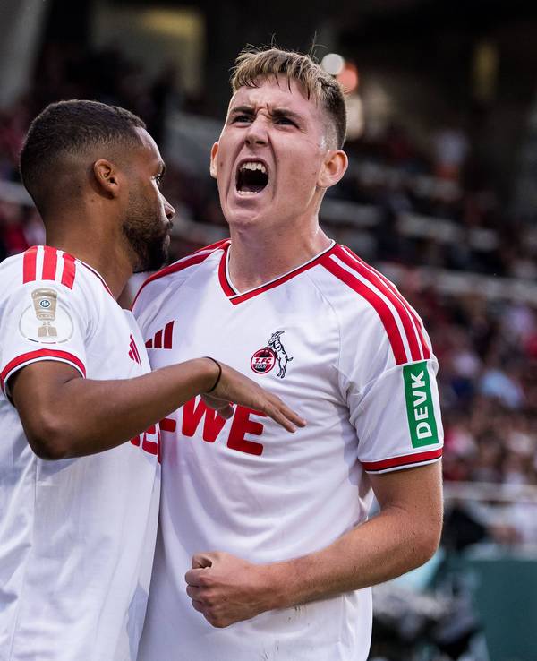Isak Johannesson jubelt mit Linton Maina.