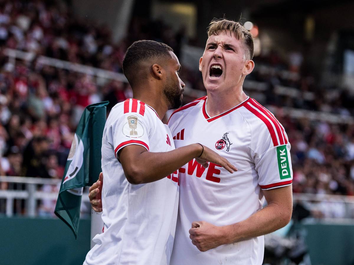 Isak Johannesson jubelt mit Linton Maina.