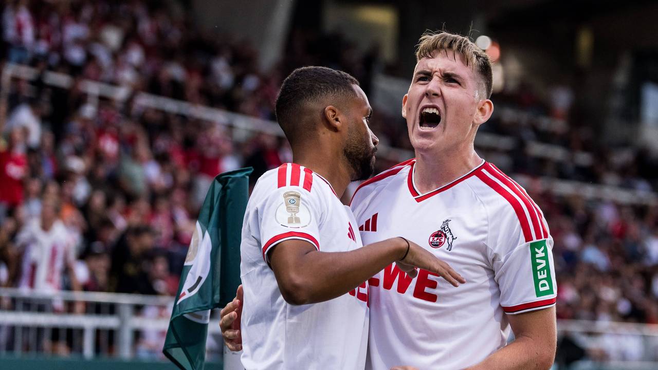 Isak Johannesson jubelt mit Linton Maina.