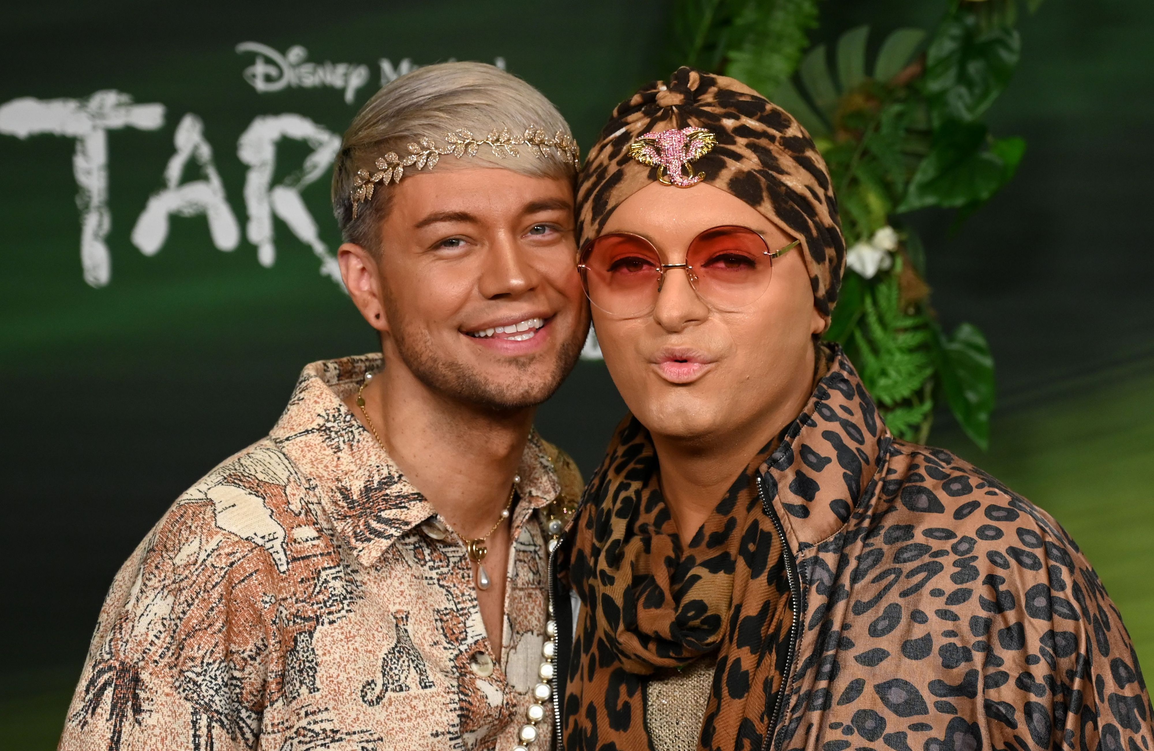 Julian Stoeckel (r) und sein Lebensgefährte Marcell Damaschke, hier bei der Premiere des Musicals „Tarzan“ im November 2025, ziehen als Nachzügler ins Sommerhaus der Stars.