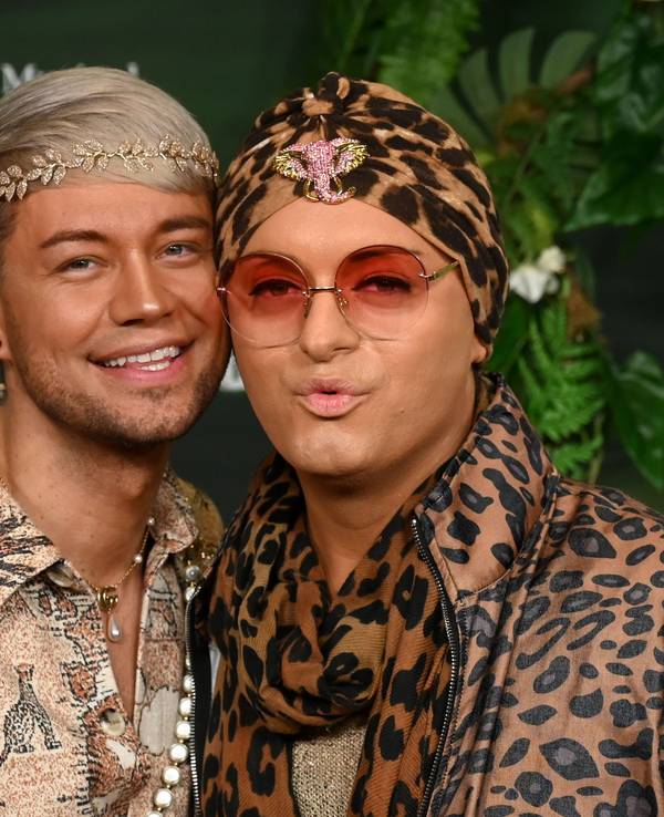 Julian Stoeckel (r) und sein Lebensgefährte Marcell Damaschke, hier bei der Premiere des Musicals „Tarzan“ im November 2025, ziehen als Nachzügler ins Sommerhaus der Stars.