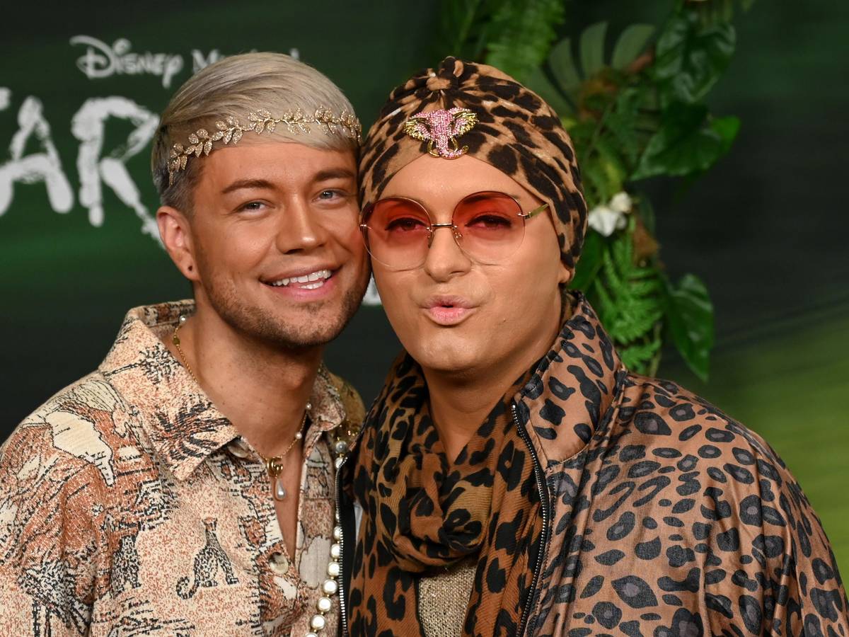 Julian Stoeckel (r) und sein Lebensgefährte Marcell Damaschke, hier bei der Premiere des Musicals „Tarzan“ im November 2025, ziehen als Nachzügler ins Sommerhaus der Stars.