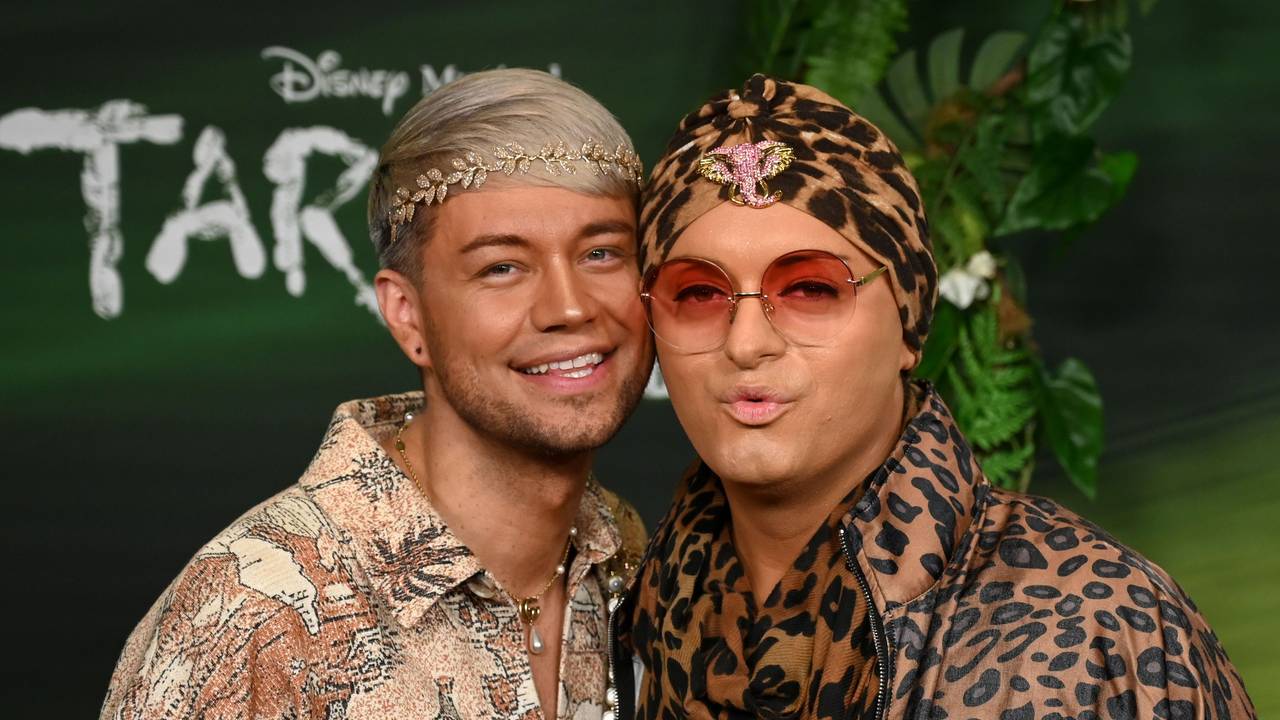 Julian Stoeckel (r) und sein Lebensgefährte Marcell Damaschke, hier bei der Premiere des Musicals „Tarzan“ im November 2025, ziehen als Nachzügler ins Sommerhaus der Stars.