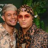 Julian Stoeckel (r) und sein Lebensgefährte Marcell Damaschke, hier bei der Premiere des Musicals „Tarzan“ im November 2025, ziehen als Nachzügler ins Sommerhaus der Stars.