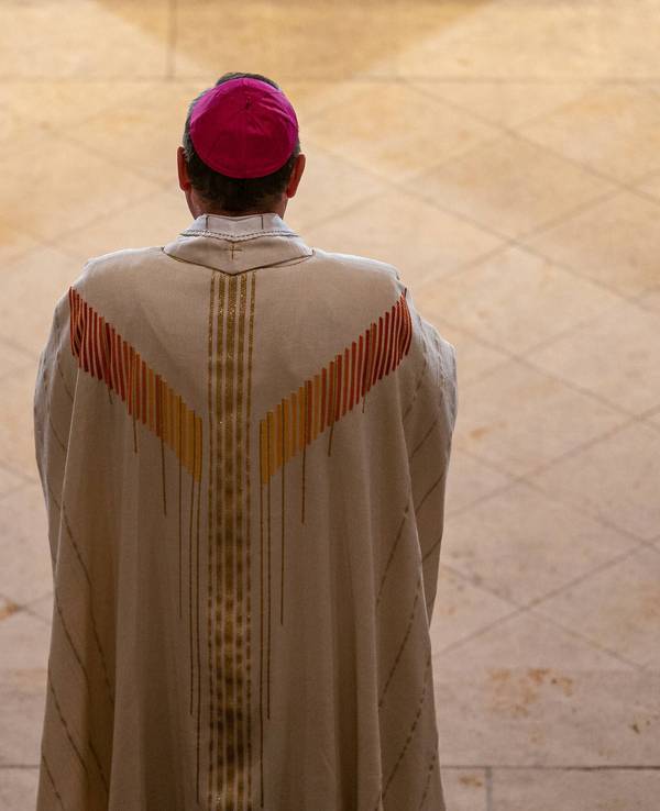 Der Limburger Bischof Georg Bätzing suspendierte den Pfarrer, der um einen Verzicht auf das Priesteramt gebeten hatte. (Archivbild)