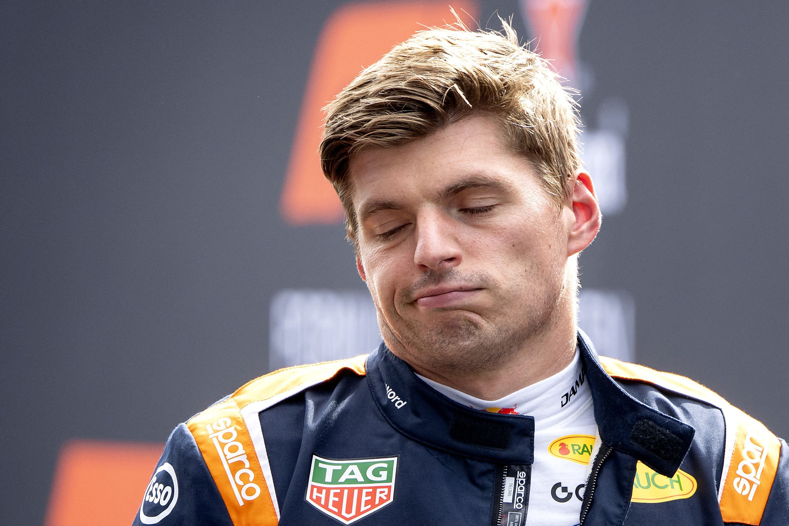 Max Verstappen schaut bedröppelt.