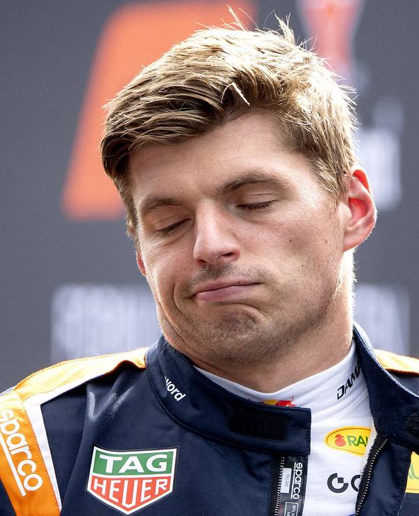 Max Verstappen schaut bedröppelt.