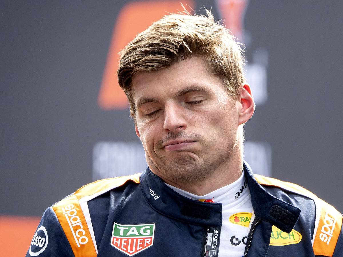 Max Verstappen schaut bedröppelt.