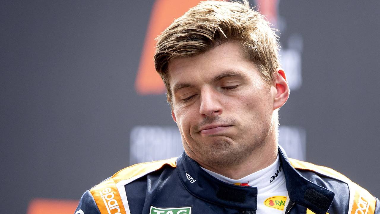 Max Verstappen schaut bedröppelt.