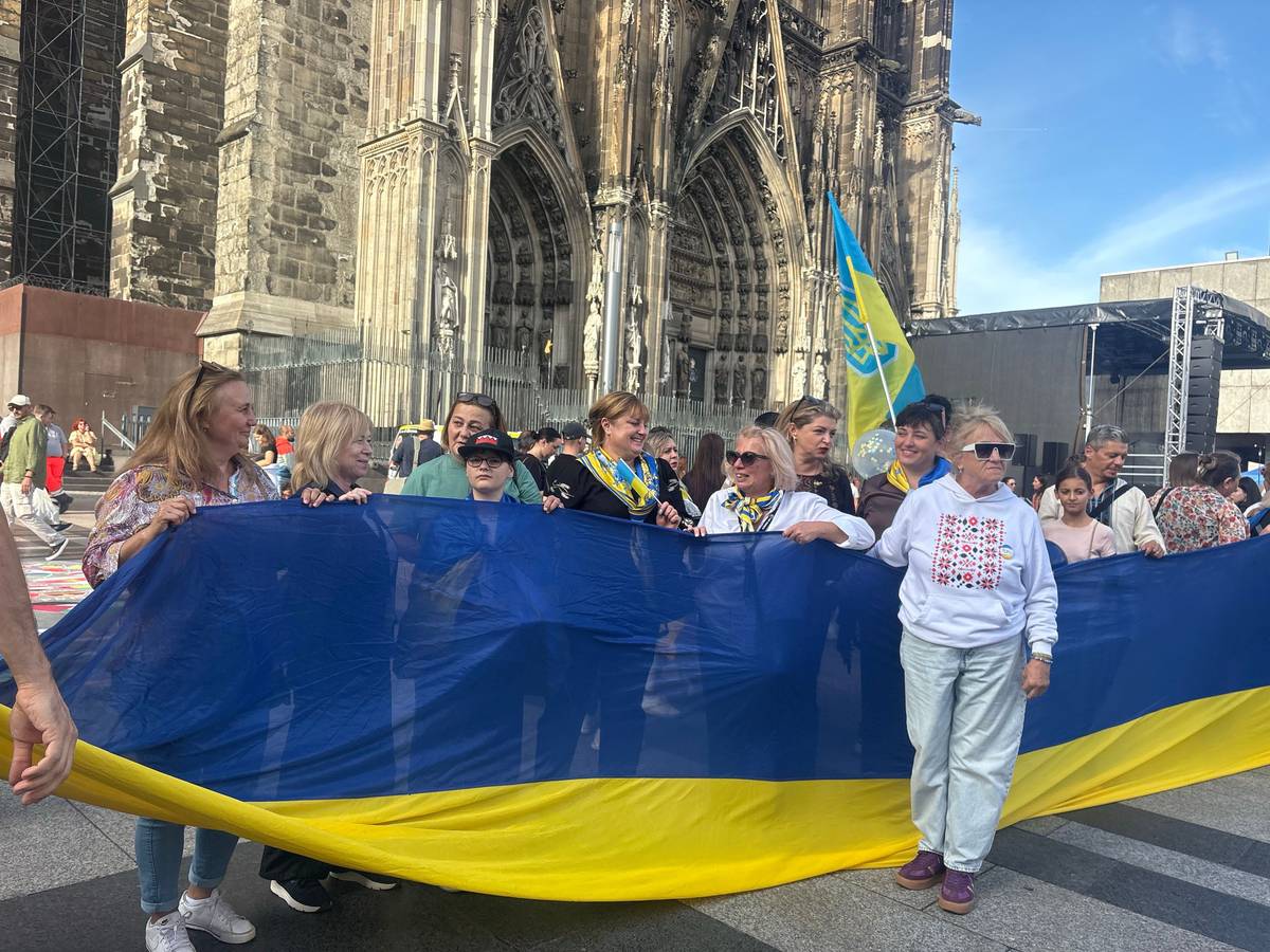Am Montag (24.) bildete sich vor dem Kölner Dom eine Menschenkette anlässlich des 35. Unabhängigkeitstag der Ukraine.