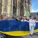 Am Montag (24.) bildete sich vor dem Kölner Dom eine Menschenkette anlässlich des 35. Unabhängigkeitstag der Ukraine.