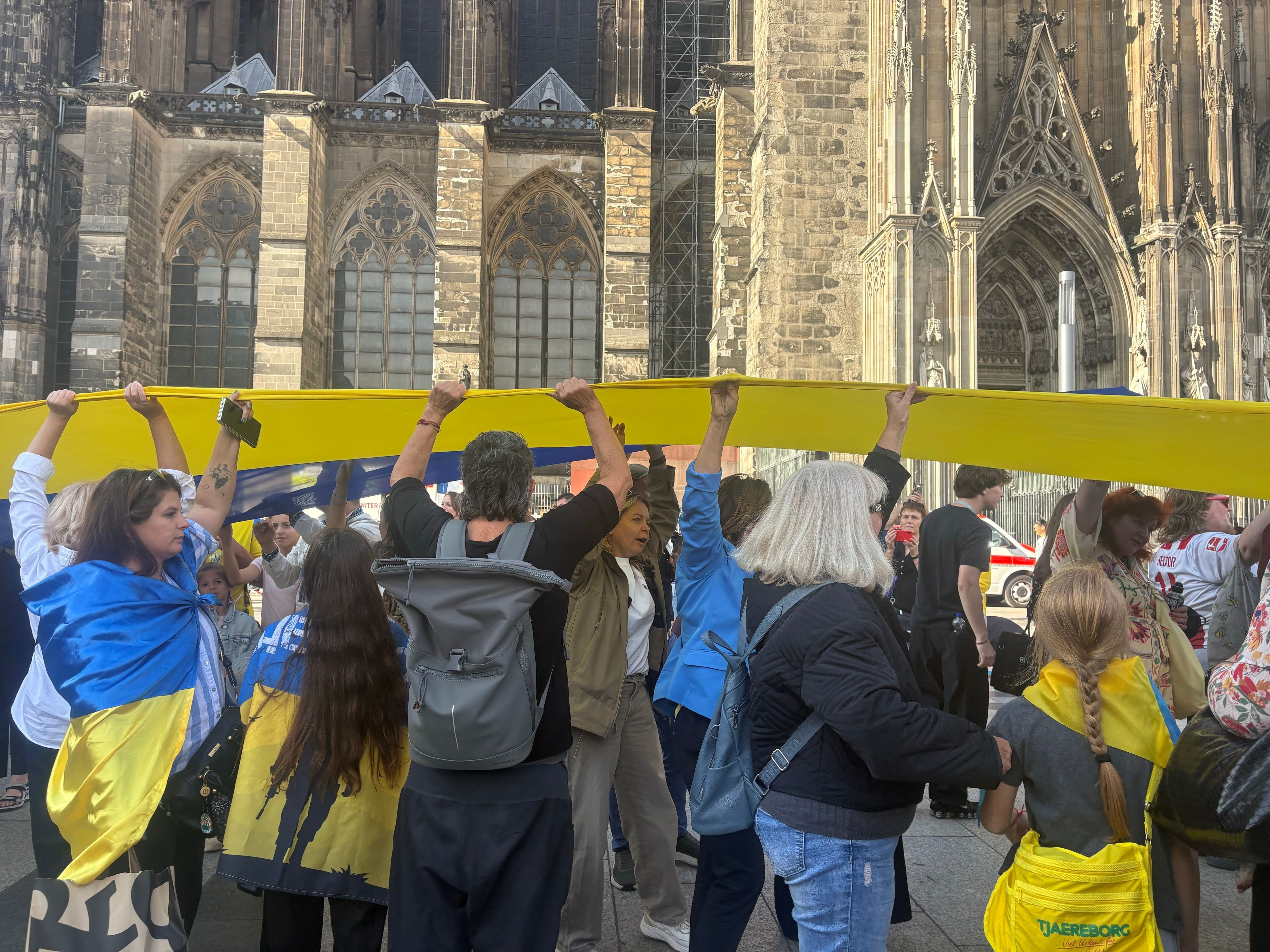 Gute Stimmung bei der Menschenkette auf der Kölner Domplatte am Montag (24. August).