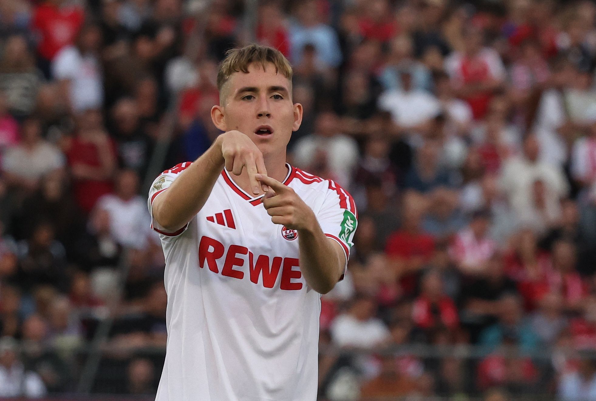 Isak Johannesson jubelt mit einem Handzeichen.
