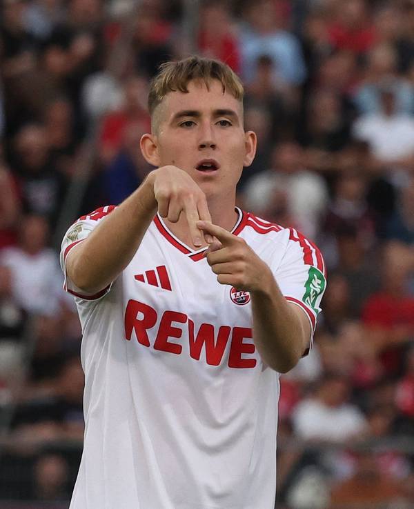 Isak Johannesson jubelt mit einem Handzeichen.