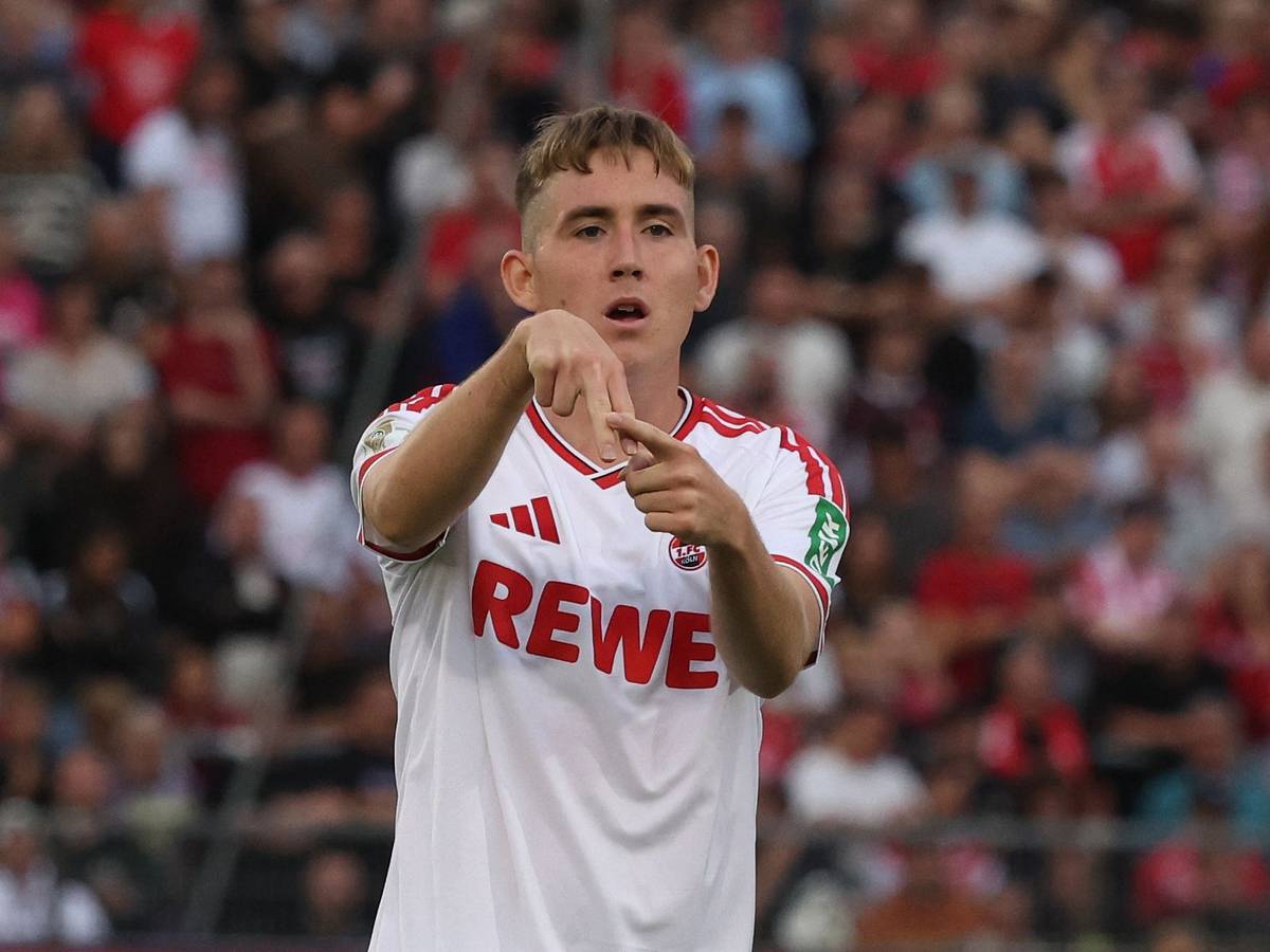 Isak Johannesson jubelt mit einem Handzeichen.