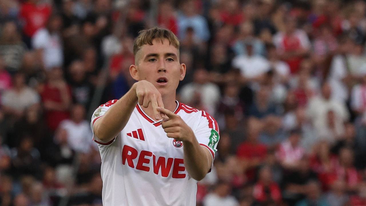 Isak Johannesson jubelt mit einem Handzeichen.
