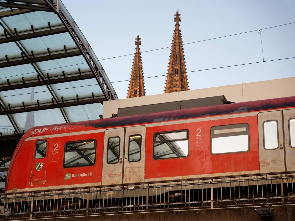 Eine S-Bahn steht im Hauptbahnhof in Köln.