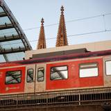 Eine S-Bahn steht im Hauptbahnhof in Köln.