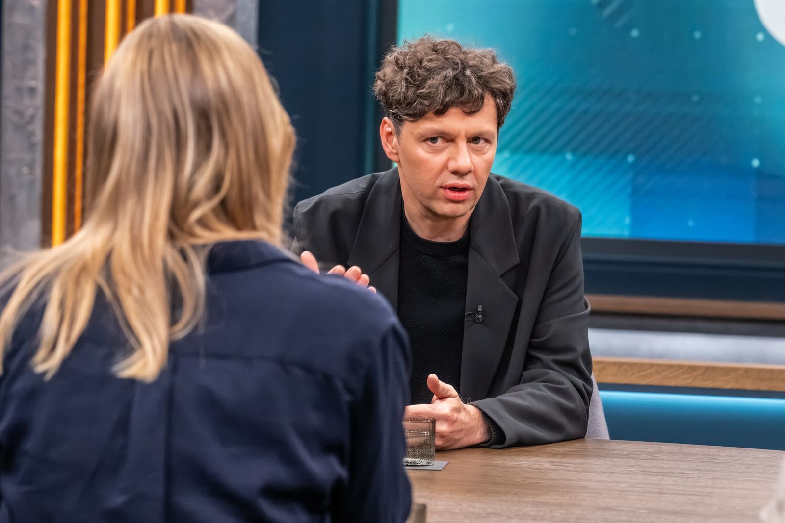 Schauspieler Christian Friedel ist Teil der Initiative „Wahre Heimatliebe ist...“, die einen AfD-Wahlsieg in Sachsen-Anhalt verhindern will. (Bild: ARD / Claudius Pflug)