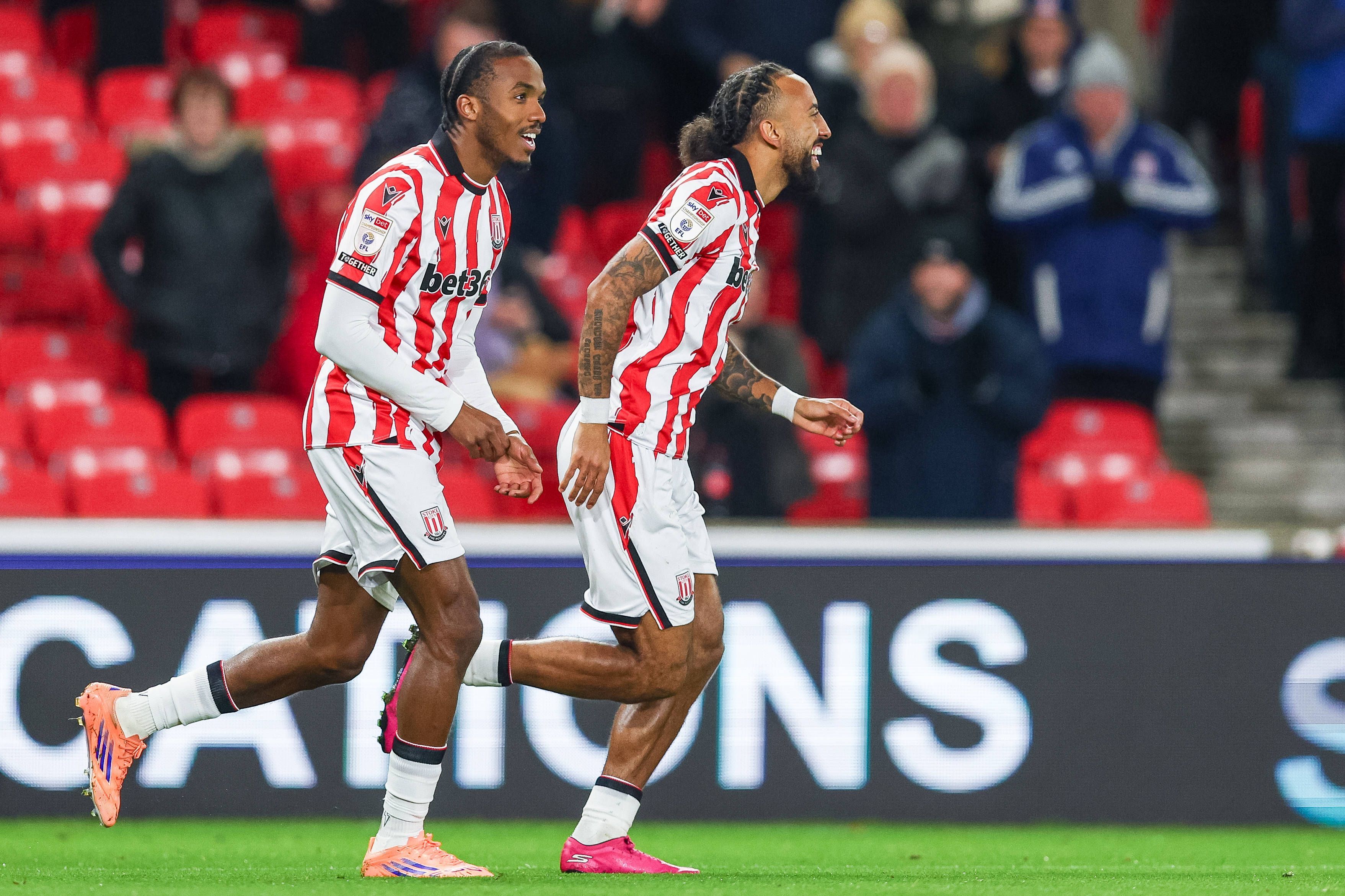 Eric-Junior Bocat (l.) und Sorba Thomas auf dem Feld für Stoke City.