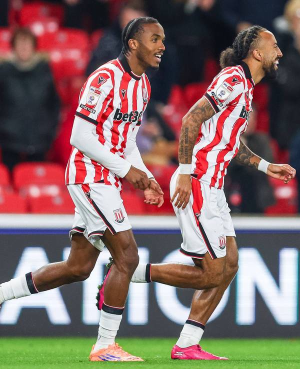 Eric-Junior Bocat (l.) und Sorba Thomas auf dem Feld für Stoke City.
