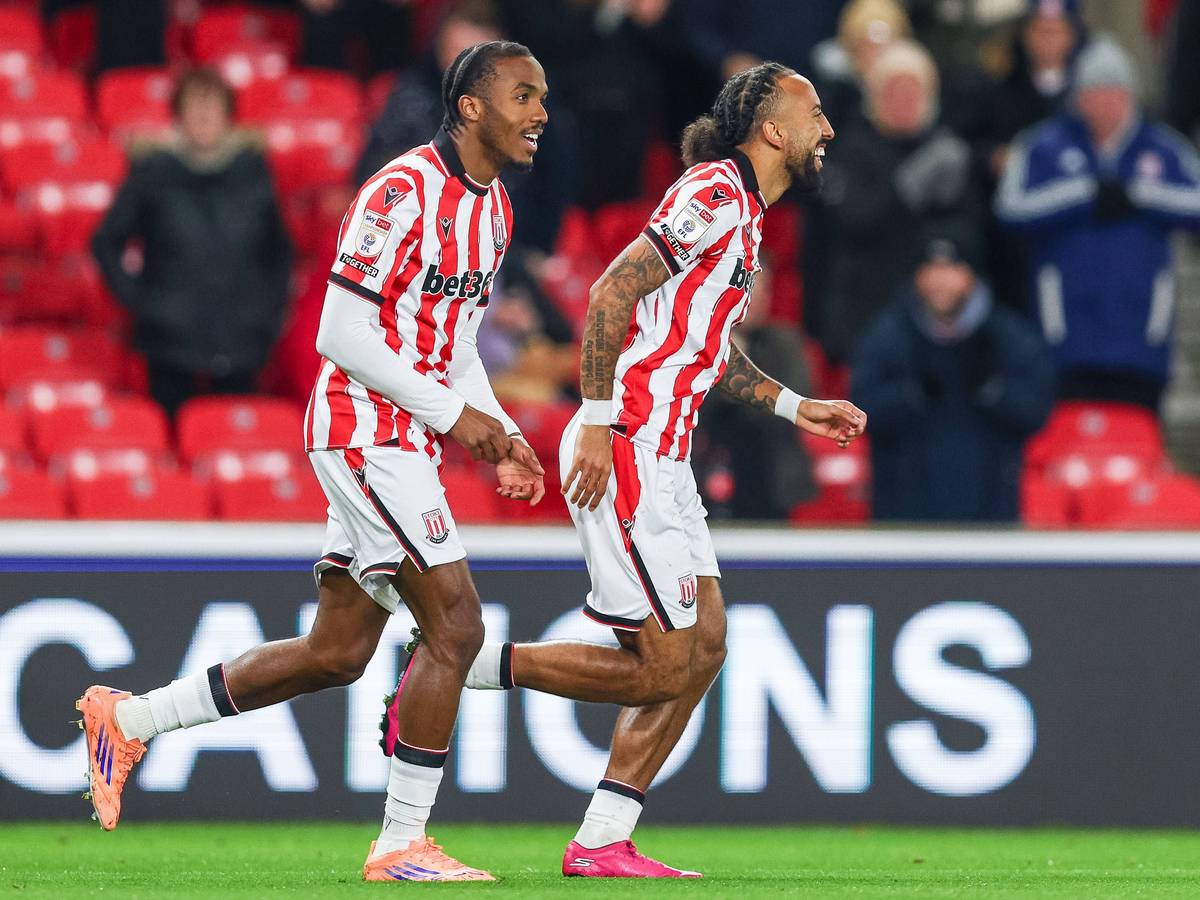 Eric-Junior Bocat (l.) und Sorba Thomas auf dem Feld für Stoke City.