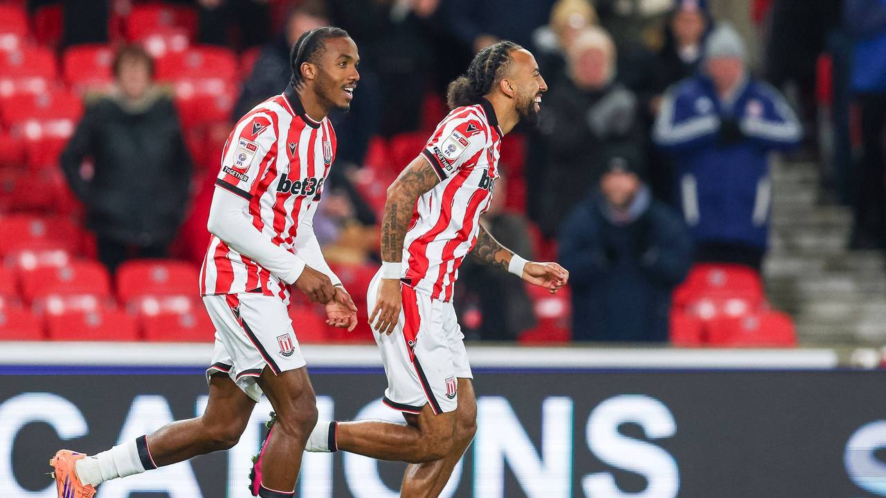 Eric-Junior Bocat (l.) und Sorba Thomas auf dem Feld für Stoke City.