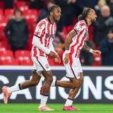 Eric-Junior Bocat (l.) und Sorba Thomas auf dem Feld für Stoke City.