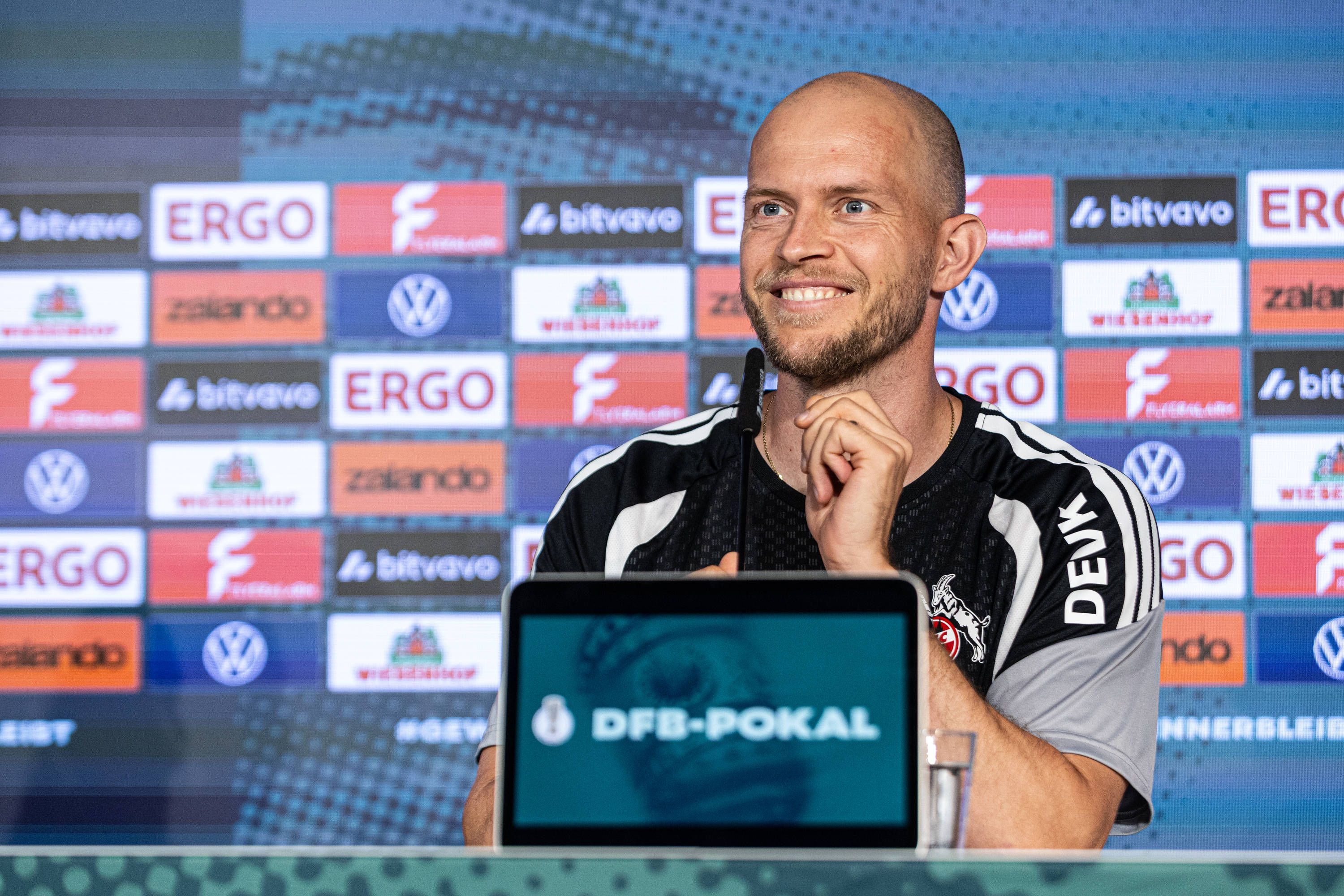 René Wagner auf einer Pressekonferenz.